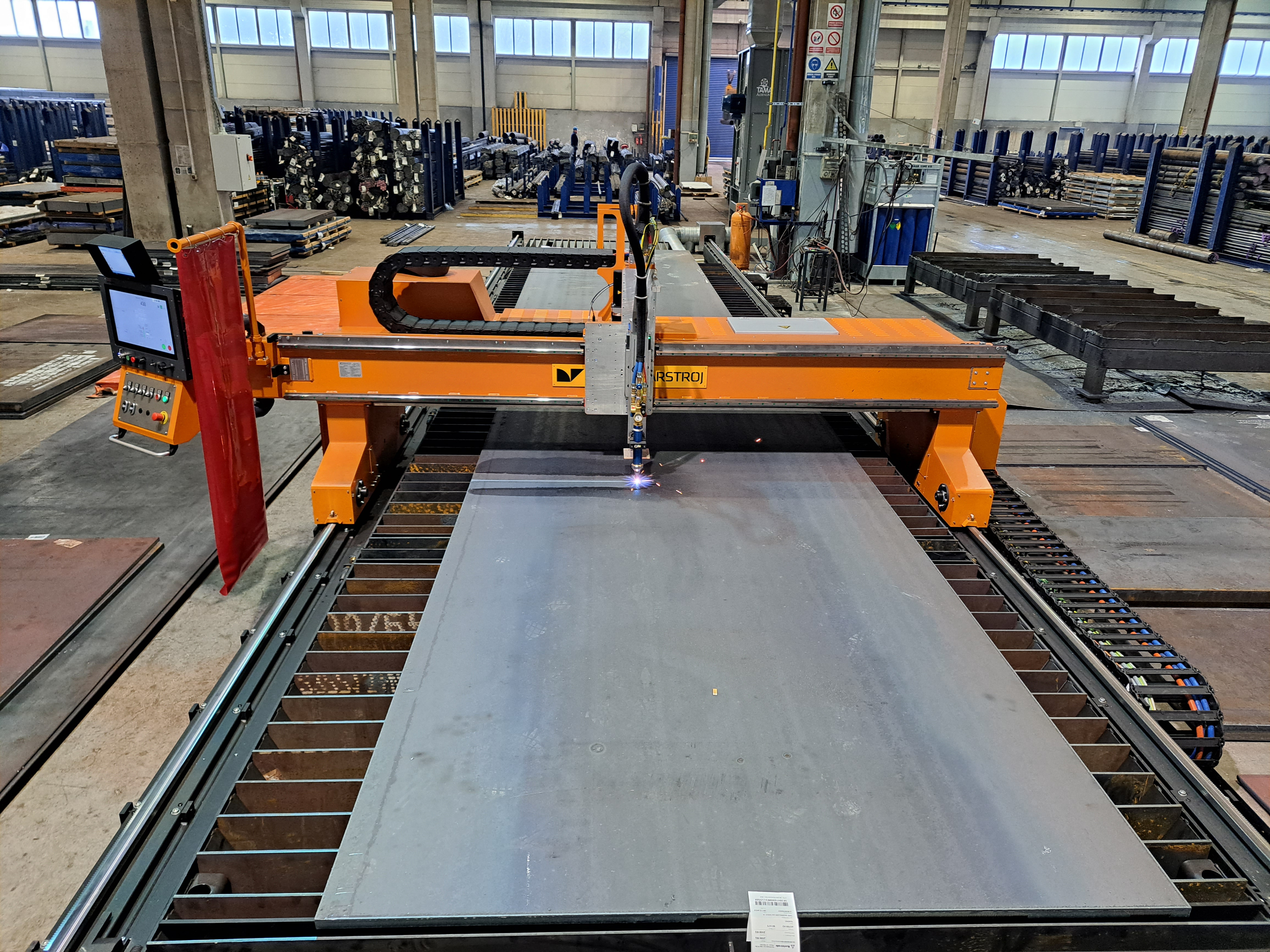 Flame cutting of thick steel metal  DAIHEN – VARSTROJ VARCUT 3,2 L2N/ EC